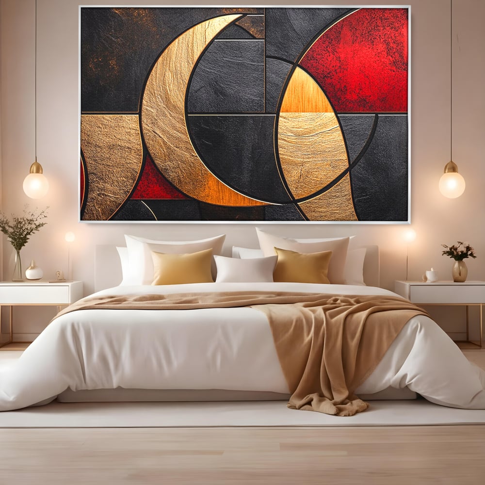 Tablou canvas cu tablou canvas cu forme geometrice aurii si rosii, in rama de aluminiu argintiu, pe perete intr-un dormitor